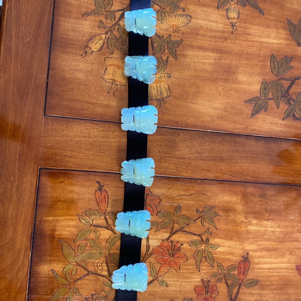 Jade dragon figures for belt